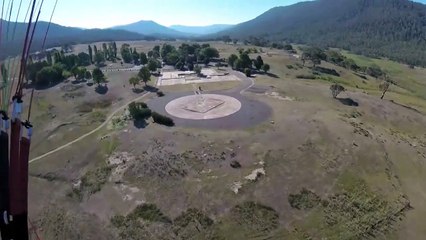 Un parapentiste a droit à un comité d’accueil très agressif à son atterrissage