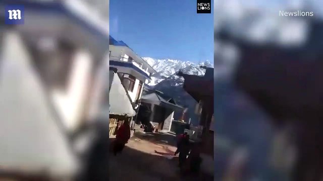 Une avalanche de neige recouvre une ville de montagne dans le nord de l'Inde