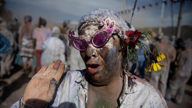 سنت سالانه «جنگ آرد» در یونان