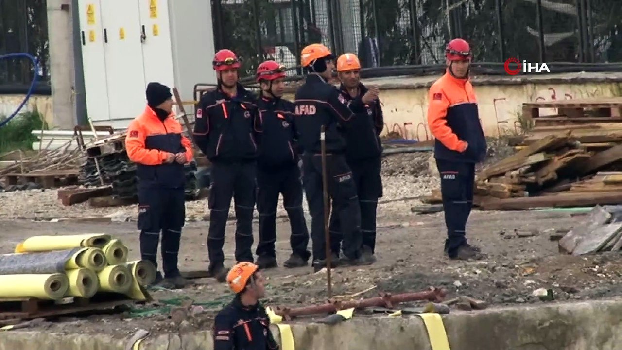 İzmir'de otopark alanında göçük: Göçük altında 2 kişinin kaldığı iddia ediliyor
