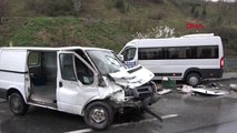 İstanbul- Sultangazi'de İki Minibüs Kafa Kafaya Çarpıştı 4 Yaralı
