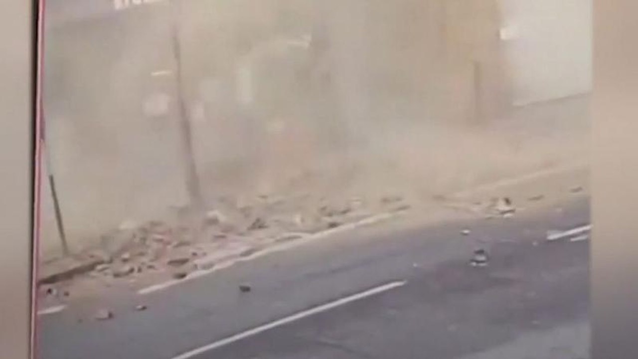 Hauswand stürzt auf Bürgersteig: Passant kommt mit Schrecken davon