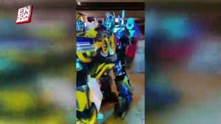 Düğünde halay çeken Transformers Bumblebee