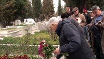 Ünlü sanatçı Erol Büyükburç vefatının 4'üncü yılında mezarı başında anıldı