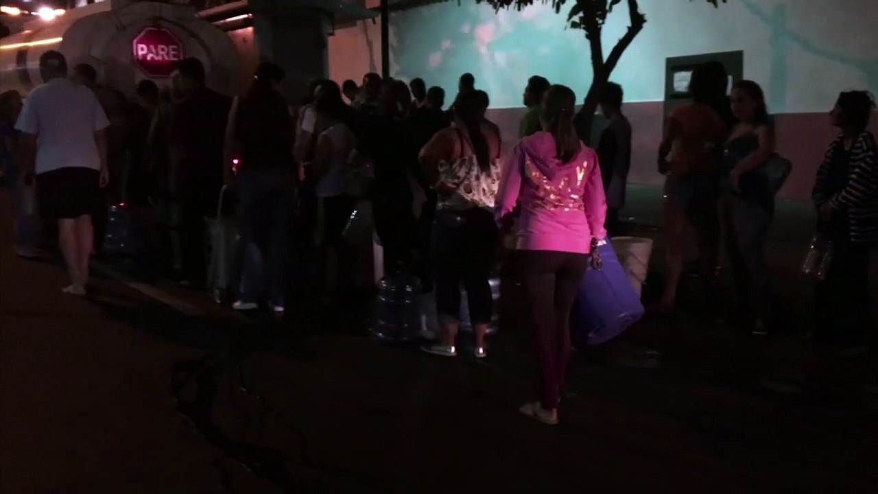 Venezuela: Schlange stehen nach Wasser - im Dunkeln