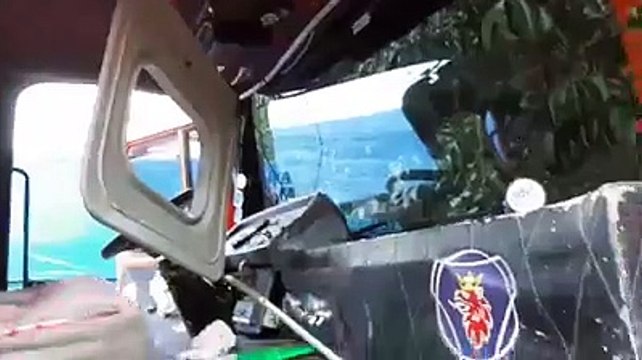 Imagens mostram o que sobrou de carreta que teve carga saqueada na BR-277