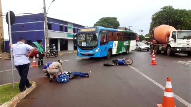 Ônibus 'Expresso' e moto batem na Avenida Brasil, em Cascavel