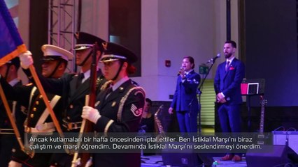 Tải video: Görülmemiş olay! ABD'li konsolosluk çalışanı İstiklal Marşını seslendirdi