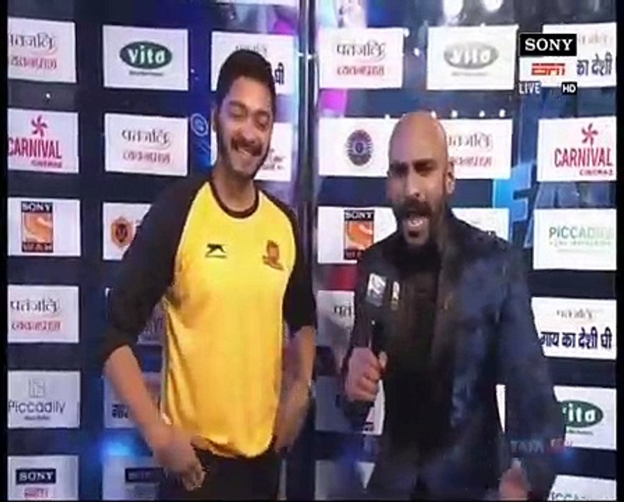 PWL 3 Day 9_ Actor Shreyas Talpade mimics during match Veer Marathas VS Mumbai