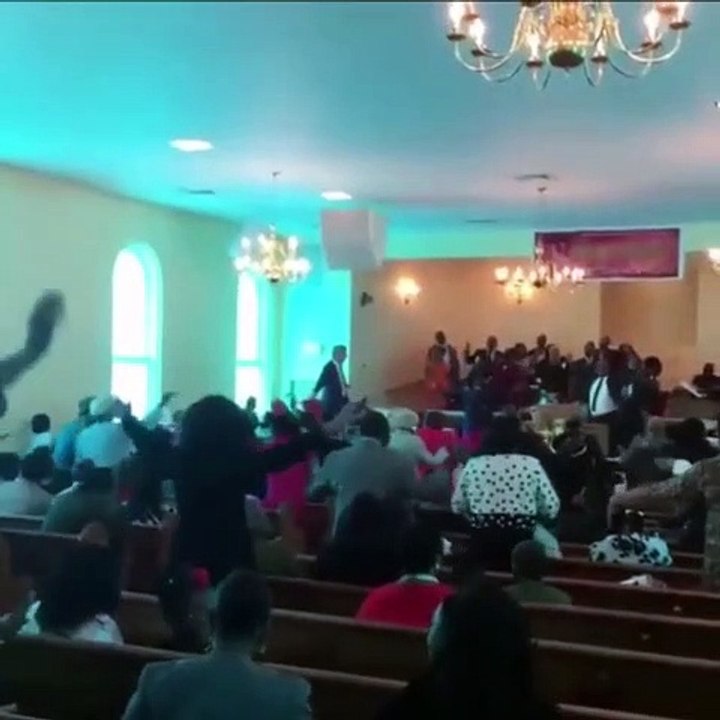 NYC mayor, Bill de Blasio, flaps his arms at church, while choir sings R. Kelly's "I Believe I Can Fly"