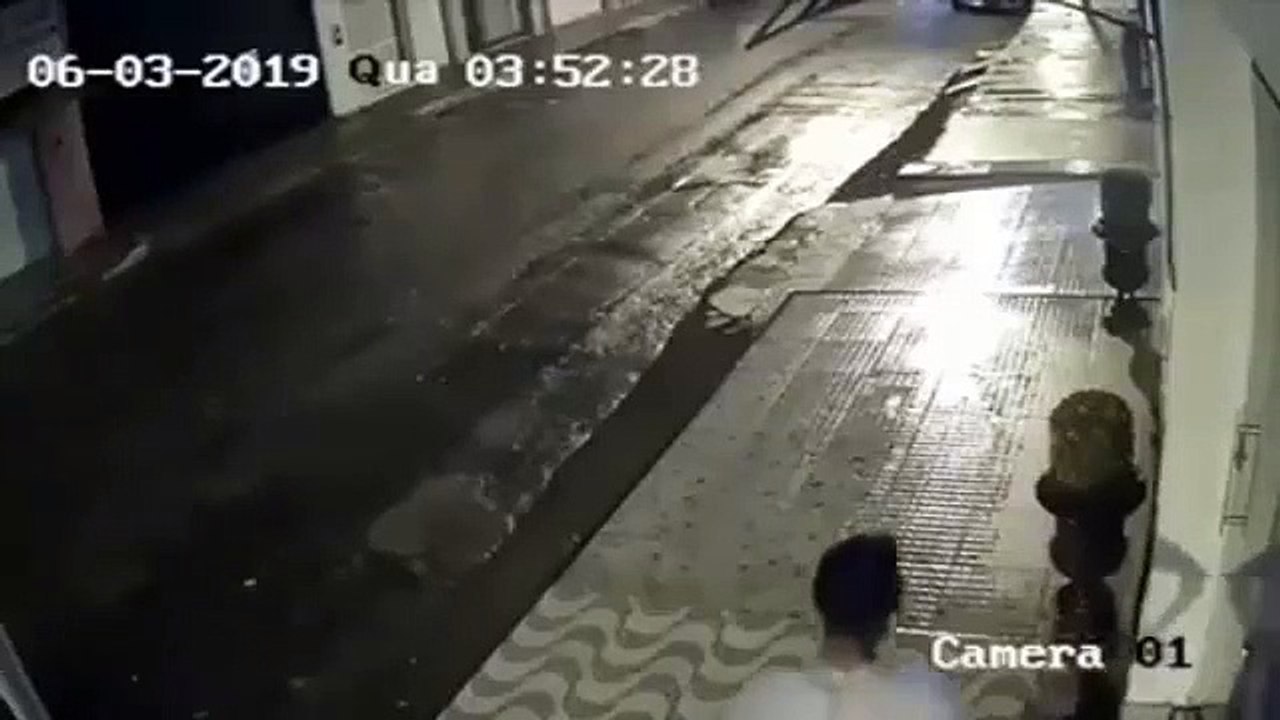 Un homme ivre s'en prend à un pot de fleurs mais le pot n'a pas dit son dernier mot...