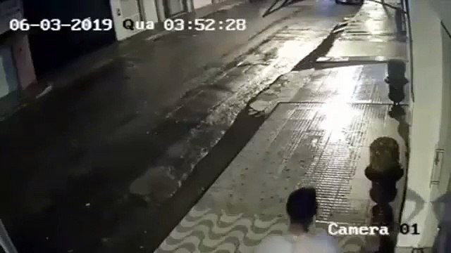 Un homme ivre s'en prend à un pot de fleurs mais le pot n'a pas dit son dernier mot...