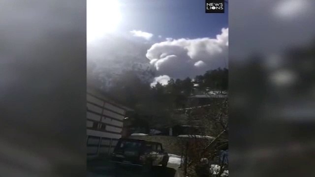 Des villageois en panique en voyant une énorme avalanche arriver sur eux !