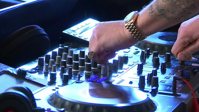 HUGEL prend le contrôle des platines du Chalet de Bruno dans la radio à l'Alpe d'Huez