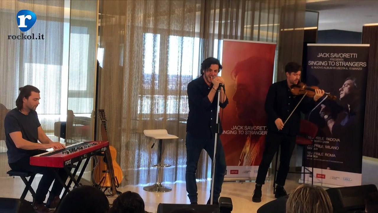 Jack Savoretti racconta "Singing to strangers"