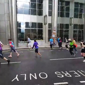 Scènes hilarantes ce matin quand un mec déguisé en Big Ben se fait emporter par les vents