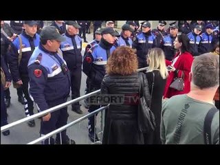 Report TV - Masat për protestën e 5 Marsit, policia rrethon 'Pedonalen', do kalojnë deputetët