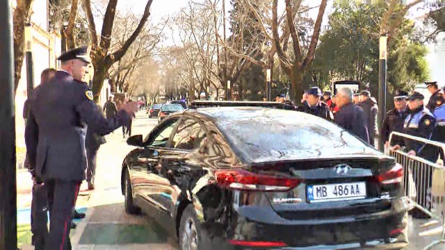 Report TV - Rama mbërrin në Parlament, kalon me eskortë përmes pedonales , Braçe në këmbë