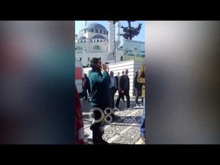 Ora News - Protestuesi i përhershëm opozitar Sali Lushaj, në shesh edhe Erzen Breçani