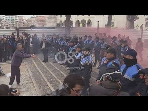 Ora News - Rama ik! Protestuesit hedhin tymuese dhe shashka drejt kordonit të policisë