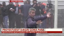 Tension në protestën e opozitës, hidhen kapsollë, tymuese dhe pankarta drejt policisë