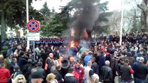 Ora News - Shikoni djegien e gomave nga protestuesit