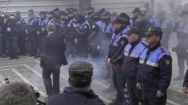 Tension në protestën e opozitës, hidhen kapsollë, tymuese dhe pankarta drejt policisë