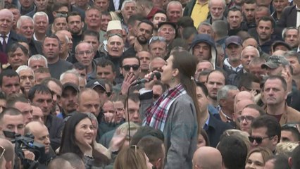 Motra ende deputete, Kiri Hajdari fjalim në protestë: Rama ik - News, Lajme - Vizion Plus