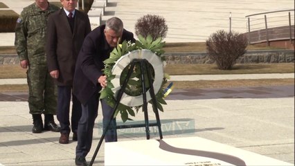 Përkujtohet epopeja e UÇK-së, nderohet figura e Adem Jasharit - News, Lajme - Vizion Plus