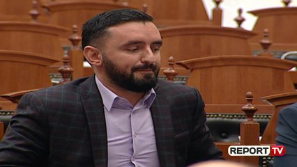 Download Video: Report TV - Betohen katër deputetët e opozitës së re, socialistët i presin me duartrokitje