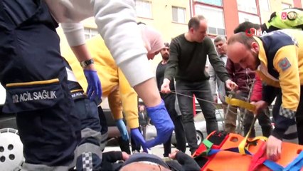 Uykusuz sürücü ağaca çarparak durabildi