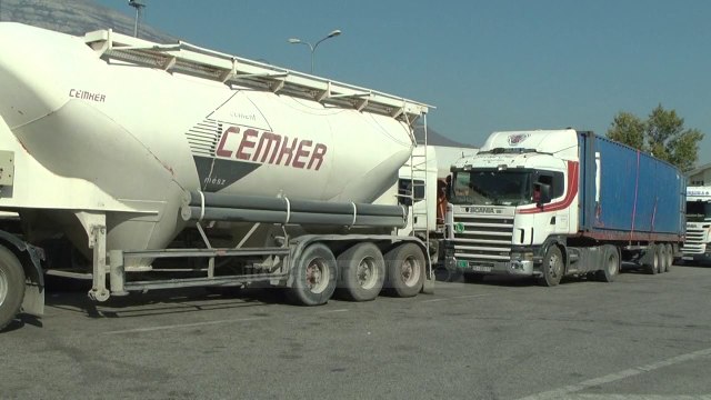Shqipëri-Kosovë, më pak tregti. Biznesi: Shumë burokraci në kufi - Top Channel Albania