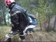 moto enduro dans un peu de boue