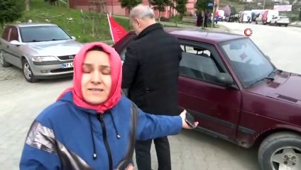 CHP’liler AK Parti konvoyunun geçeceği yolu araçla kapattı