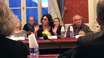 Conseil municipal de Vesoul : une adjointe offre une pelle et une balayette à un élu de l’opposition