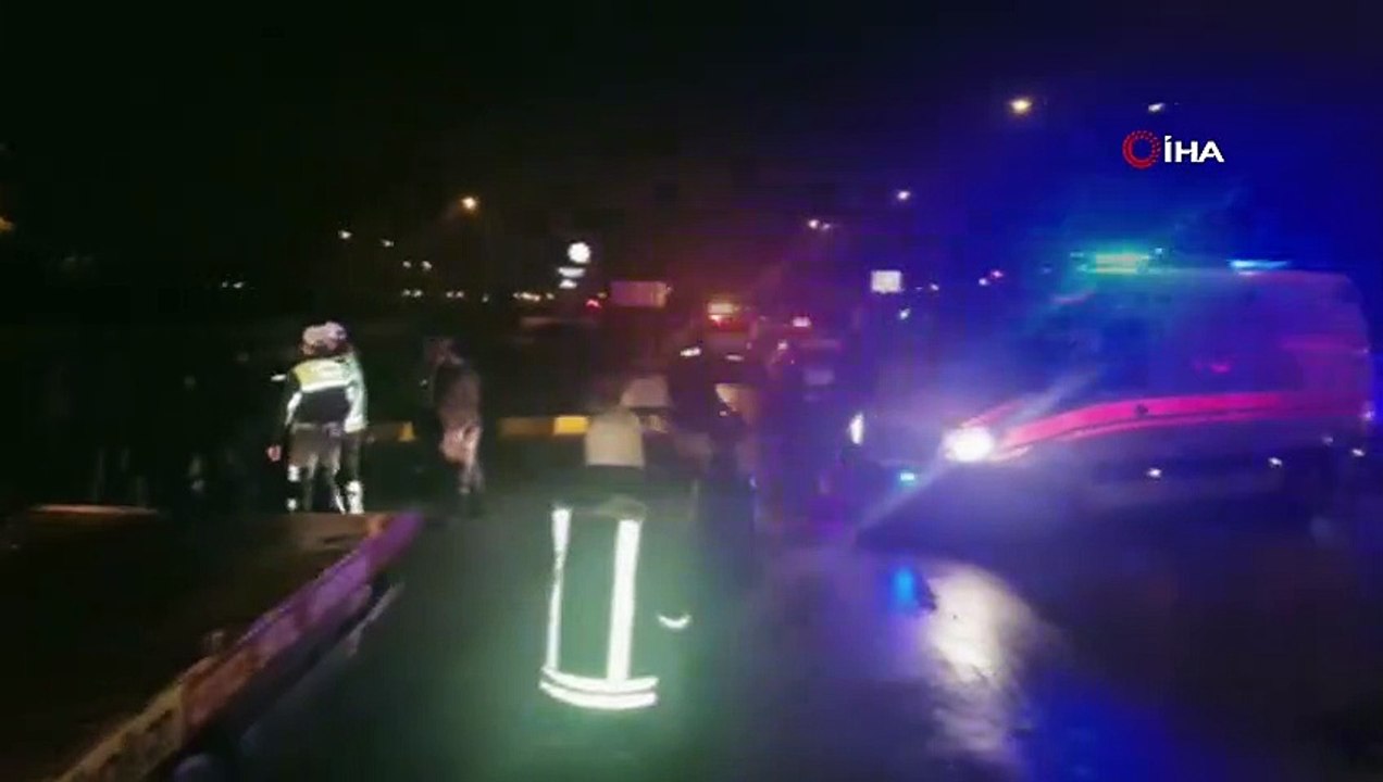 Minibüs yol kenarındaki otomobillere çarptı: 21 yaralı