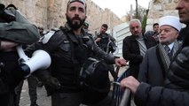 İsrail Polisinden Kudüs'te Namaz Kılan Filistinlilere Müdahale