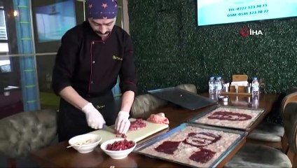 Etleri Boya, Tepsiyi Tuval Olarak Kullanıyor