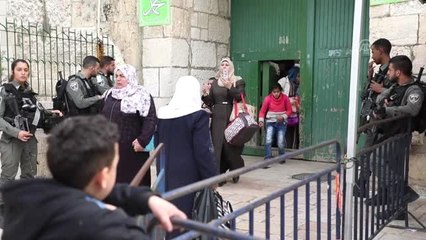 Filistinliler Vakit Namazını Aksa'nın Kapısında Kıldı