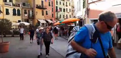 مدينة إيطالية تمنع سير المواطنين بـ "النعال"