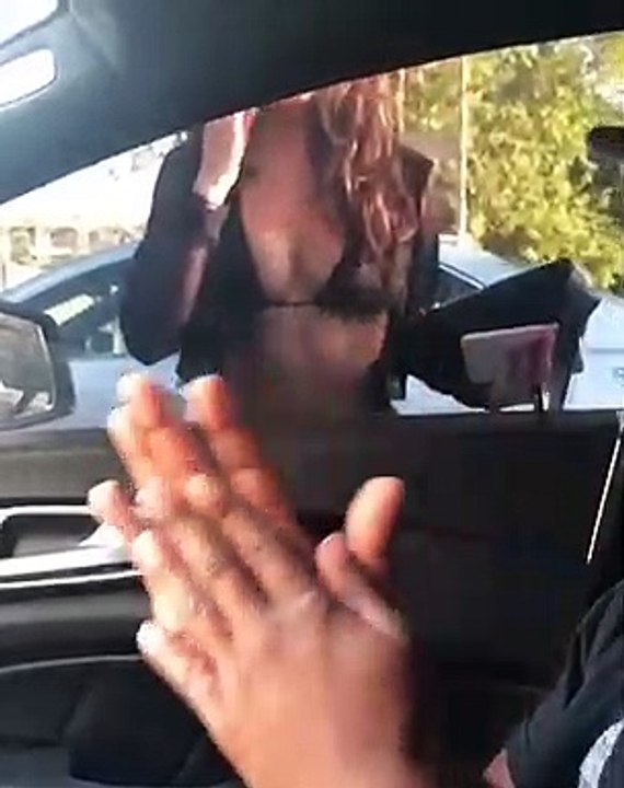 Elle se refait une beauté devant la vitre d'une voiture... mais il y a un homme dedans