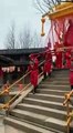 Une impératrice fait une énorme chute dans les escaliers !