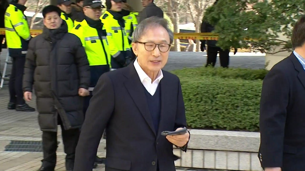 [현장영상] 미소 띈 MB, 석방 후 첫 재판 마치고 자택 이동 / YTN