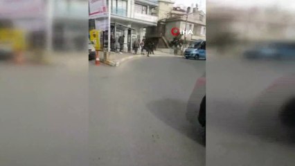 Minibüsün kapısında tehlikeli yolculuk kamerada