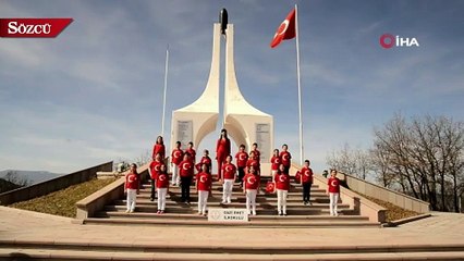 Çekim esnasında bayrağı yere düşüren öğrenciden duygulandıran hareket