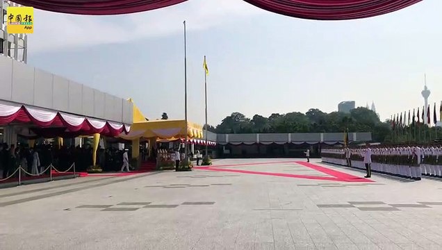 文在寅到访国会 获21响礼炮欢迎