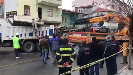 5 araca çarpan kamyon beyaz eşya deposuna girdi: 2 ölü, 1 yaralı - KAYSERİ