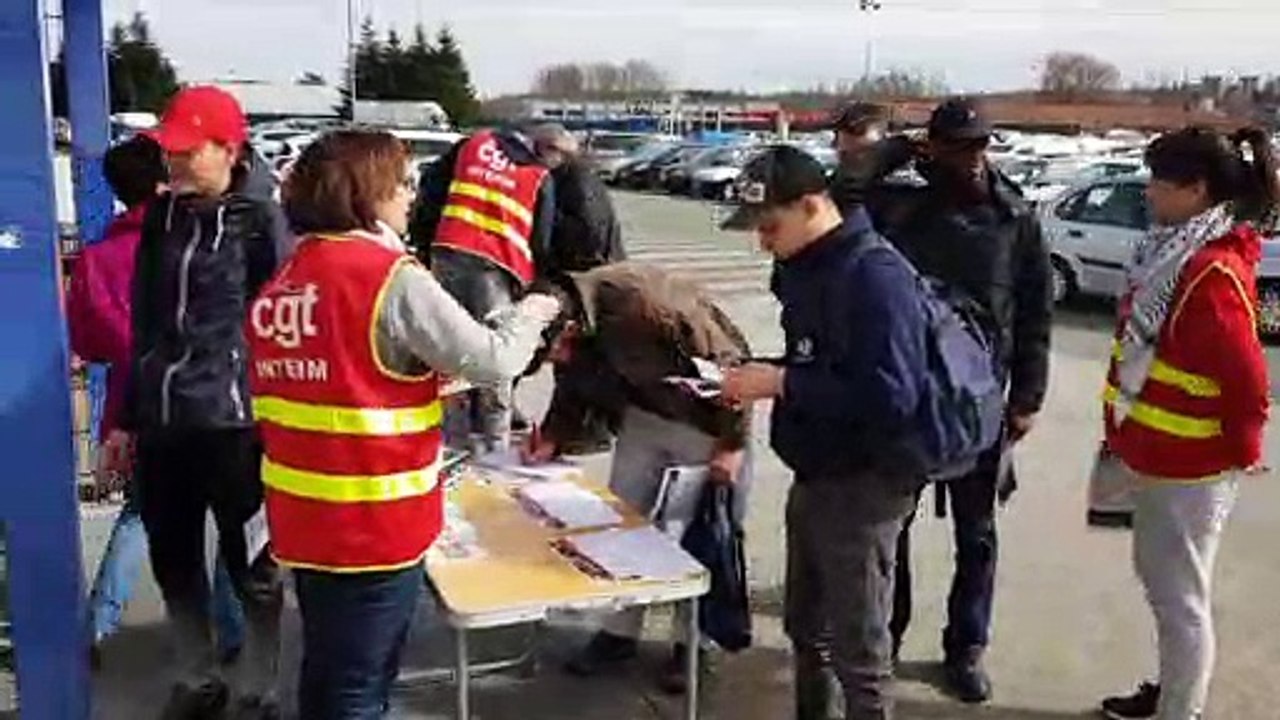 Opération de la CGT, à la portière de l'usine PSA de Sochaux, pour défendre les intérimaires