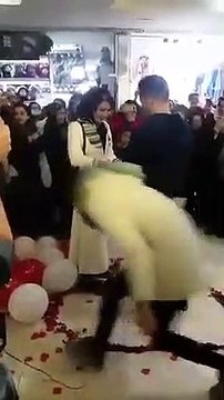 Iran : Un homme propose publiquement à une femme et se fait arrêter