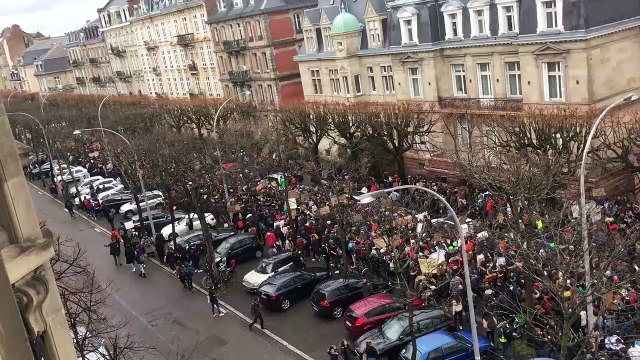 Les jeunes manifestent pour le climat au centre-ville de Strasbourg